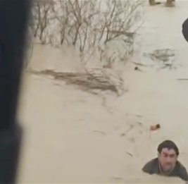 Настоящие герои: Очевидцы спасли мужчину из затопленной зоны