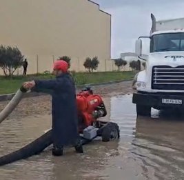 
МЧС: Работы по ликвидации последствий дождей в ночные часы продолжались непрерывно