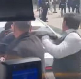 В Баку таксист ударил посигналившего ему водителя автобуса