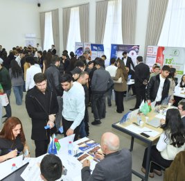 
На ярмарке в Баку 30 работодателей представили 341 вакансию