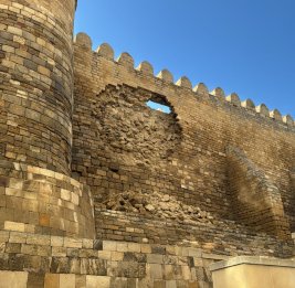 В Ичеришехер на небольшом участке крепостной стены произошла эрозия