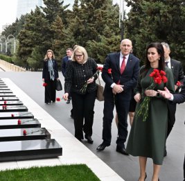 
Премьер-министр Литвы почтила память шехидов в Баку