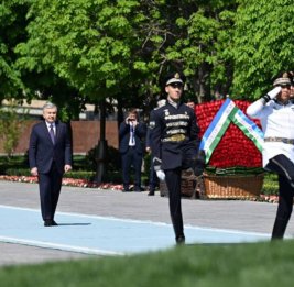 В Узбекистане на государственном уровне отмечается 690-летие Амира Темура