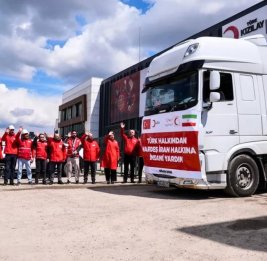 Турция отправила в Иран 48 тонн гумпомощи