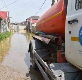 Коммунальные службы усиленно устраняют последствия ливней в Баку