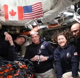 Экипаж "Артемиды-2" пролетел половину пути от Луны до Земли