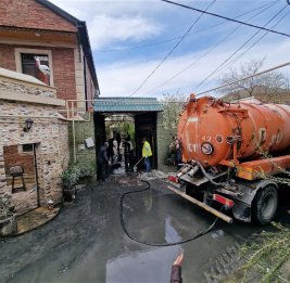 В поселке Кешля устраняются последствия разлива коллектора