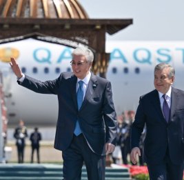 Мирзиёев встретил Токаева в аэропорту Бухары