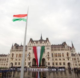 Трамп пообещал задействовать "всю экономическую мощь" США для поддержки Венгрии