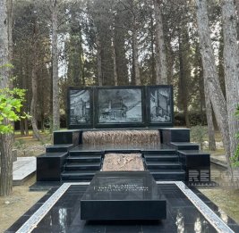 Установлен надгробный памятник народному художнику Таиру Салахову