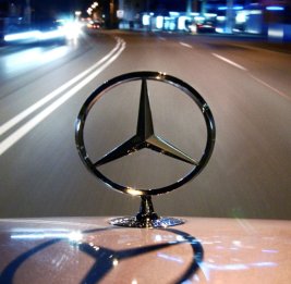 Житель Китая похоронил дорогой Mercedes рядом с родственником