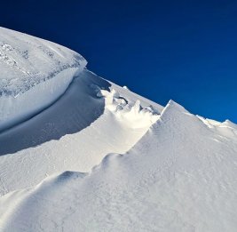 
Женщина и ребенок оказались под снегом в результате схода лавины в Дагестане