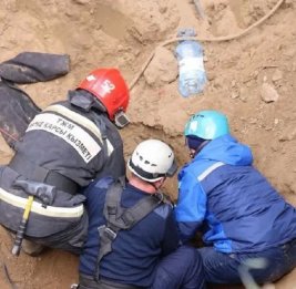 Обрушение грунта в Казахстане: двое погибших, трое спасены