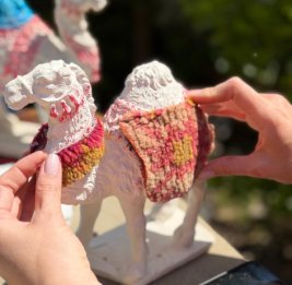 Восемь художников создали &laquo;Караван&raquo;, украшенный ковровыми орнаментами