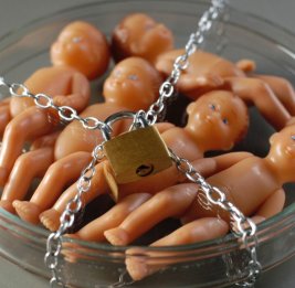 Суд в Австралии выдвинул 109 обвинений против 13-летней девочки