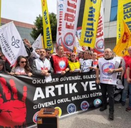 В Турции учителя требуют отставки министра образования после стрельбы в школах