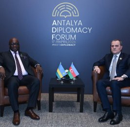 
Джейхун Байрамов обсудил с Оливье Ндухунгирехе перспективы многостороннего сотрудничества