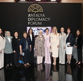 
Первая леди Азербайджана Мехрибан Алиева в Анталье приняла участие в панели на тему &laquo;Объединившись ради мира в Палестине: борьба с разрушением системы образования и защита будущего&raquo;