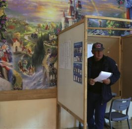 Коалиция Радева лидирует на досрочных парламентских выборах в Болгарии