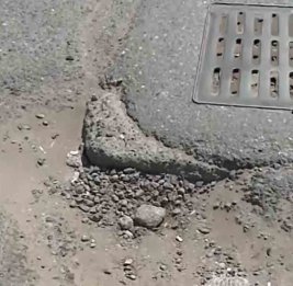 Выбоины на трассе Бинагади - Балаханы превращают поездки в кошмар