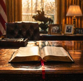 Дональд Трамп зачитает Библию из Овального кабинета