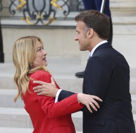 Макрон вызвал недоумение у Мелони слишком крепкими объятиями