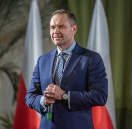 Президент Польши Навроцкий в ходе интервью уронил пакетик со снюсом