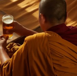 Буддийского монаха выгнали из монастыря из-за любви к пиву, он был в гневе