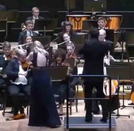 Дирижер выбил из рук солистки скрипку за миллион долларов