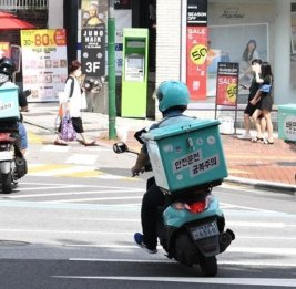 В Сеуле курьер съедал заказы клиентов и подменял их другой едой
