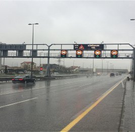 Из-за ветра на этой дороге временно снижен скоростной лимит