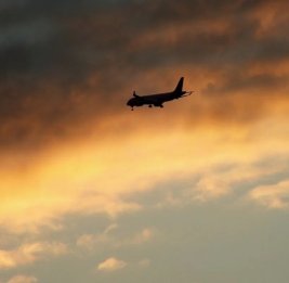 В США едва не столкнулись садившийся и взлетавший лайнеры