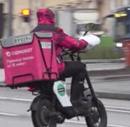 В Нижнем Новгороде водитель легковушки сбил курьера на велосипеде, а потом избил