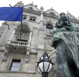 Флаг ЕС снова появится на здании парламента Венгрии после более чем 10 лет отсутствия