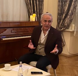 Без сцены и сценария