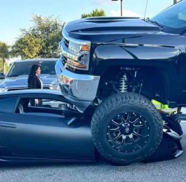 СМИ: В Майами внедорожник наехал на Lamborghini стоимостью более 300 000 долларов