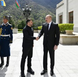 На страницах Президента Ильхама Алиева в соцсетях опубликованы кадры встречи главы государства с Президентом Украины