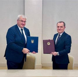 Главы МИД Азербайджана и Украины подписали соглашение о правовой помощи
