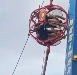 
ВИспании аттракцион слюдьми сломался наполном ходу