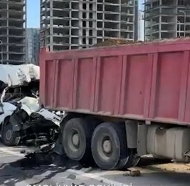 
В Баку спасли водителя после тяжелого ДТП с участием грузовиков