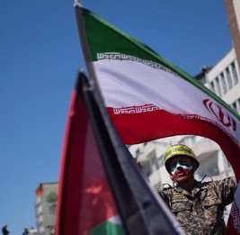 Иран угрожает, Америка захватывает судно