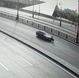 Жуткое ДТП в Баку: автомобиль подкинул женщину в воздух