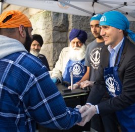 В Калгари тысячи людей выстроились в очередь за бесплатной едой