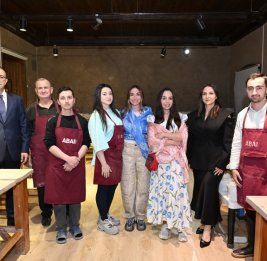 
Лейла Алиева и Арзу Алиева ознакомились с Центром керамики и прикладного искусства ABAD в Шеки