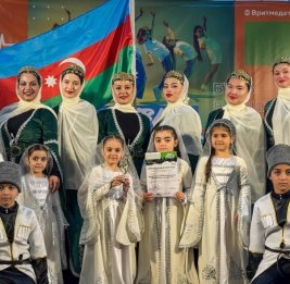 
Азербайджанский танец на фестивале в Екатеринбурге