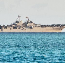 США перебрасывают ближе к Ирану десантный корабль
