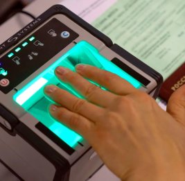 
Россия продлила эксперимент по сбору биометрии у иностранцев до конца 2027 года