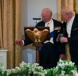 Король Британии подарил Трампу колокол с подводной лодки Trump