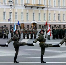 В Петербурге вслед за Москвой отменили проход военной техники на параде 9 мая