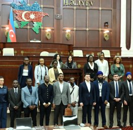 Группа участников международного молодежного форума посетила Милли Меджлис